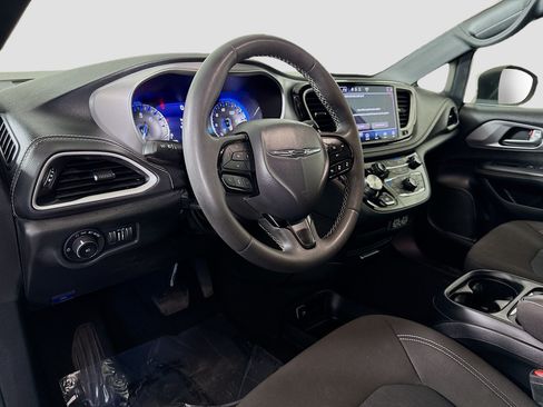 Used 2023 Chrysler Pacifica Touring FWD image 23