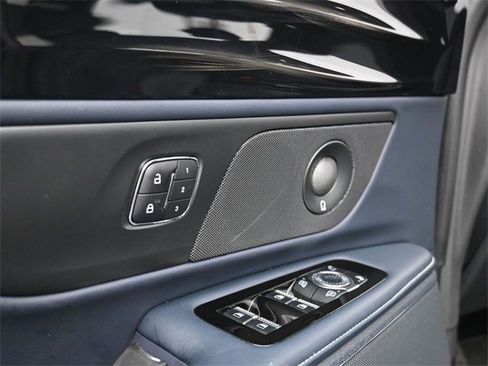 Used 2024 Lincoln Nautilus Reserve w/ Equipment Group 202A image 13