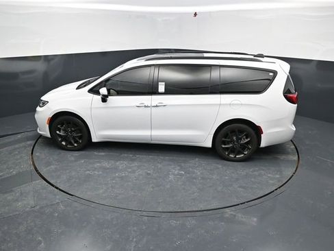 Used 2023 Chrysler Pacifica Touring-L w/ S Appearance Package image 43