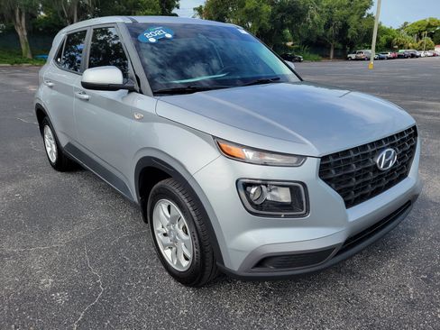 Used 2021 Hyundai Venue SE FWD image 3