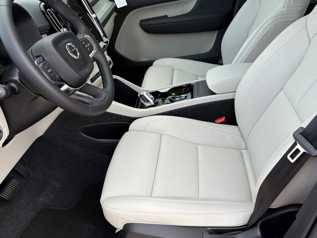 New 2026 Volvo XC40 B4 Plus w/ Protection Package Premier FWD image 15