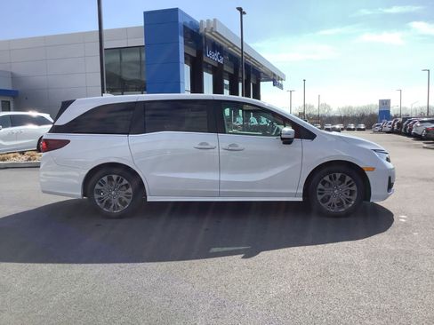 New 2026 Honda Odyssey Touring image 7