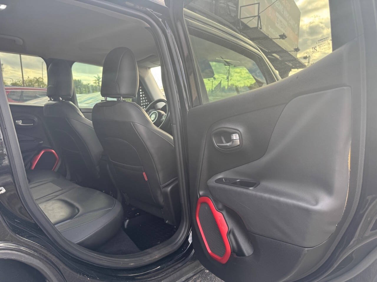 Used 2016 Jeep Renegade Trailhawk w/ Premium Trailhawk Package AWD/4WD image 19