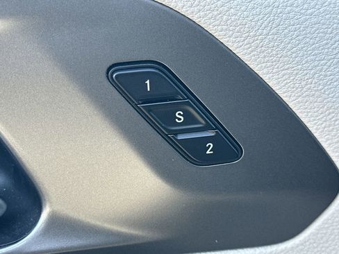 Used 2024 Chrysler Pacifica Touring-L image 16