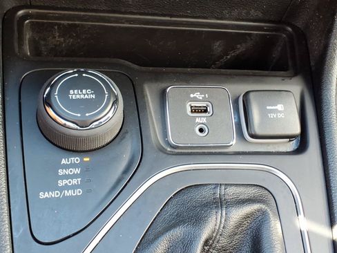Used 2021 Jeep Cherokee Latitude Lux w/ Comfort/Convenience Group AWD/4WD image 16
