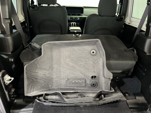 Used 2025 Jeep Wrangler Sport image 14