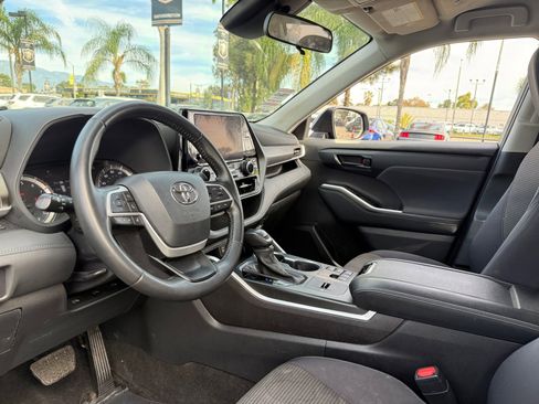 Used 2023 Toyota Highlander LE image 15