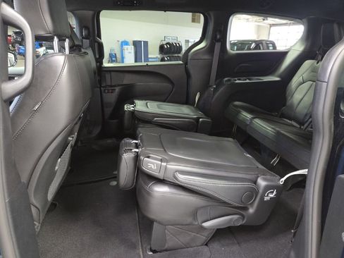 Used 2025 Chrysler Pacifica Select FWD image 32