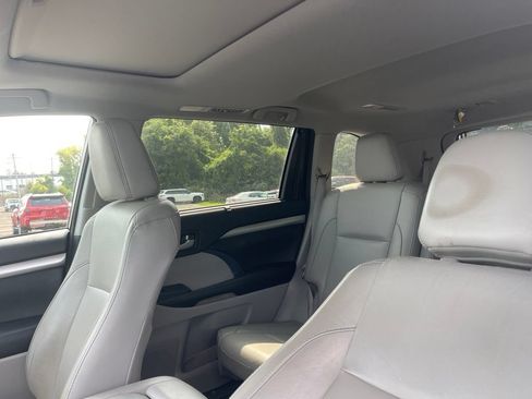 Used 2017 Toyota Highlander XLE AWD/4WD image 9