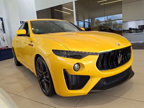Used 2023 Maserati Levante Trofeo AWD/4WD image 3