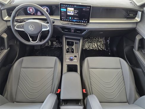 New 2025 Volkswagen Tiguan SE image 18