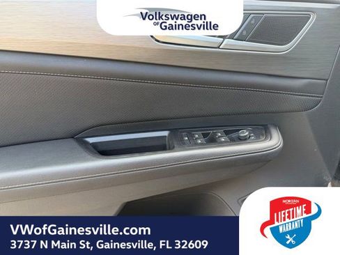 Certified 2025 Volkswagen Atlas Cross Sport SE AWD/4WD image 17