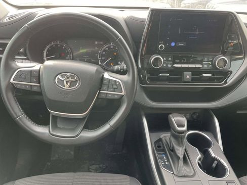 Used 2023 Toyota Highlander LE image 25