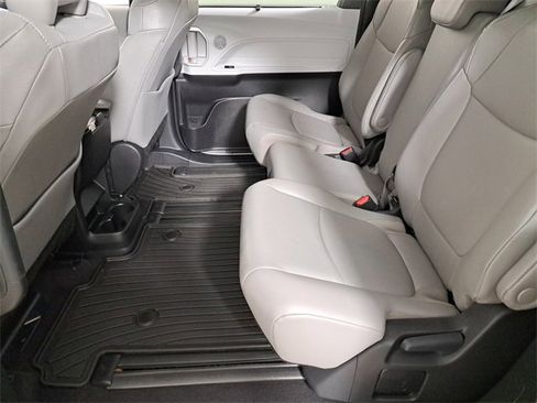 Used 2025 Toyota Sienna XLE image 12
