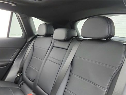 Used 2025 Mercedes-Benz GLC 300 image 26