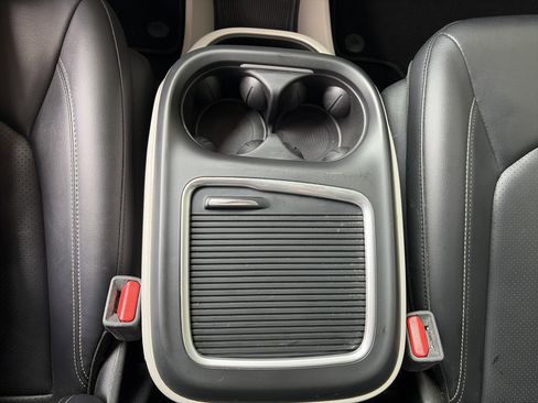 Used 2024 Chrysler Pacifica Touring-L image 27