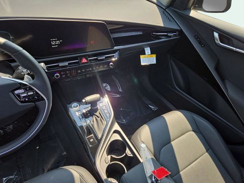 New 2025 Kia Niro SX image 20