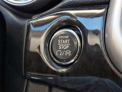 Used 2013 Jeep Grand Cherokee Laredo image 23