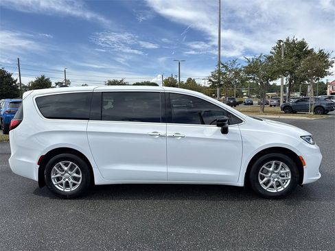 New 2026 Chrysler Pacifica Select image 2