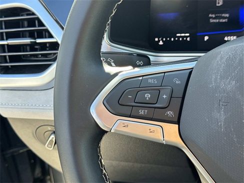 Certified 2025 Volkswagen Taos SE w/ Panoramic Sunroof Package image 17