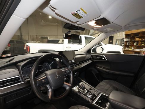Used 2024 Mitsubishi Outlander SE image 9