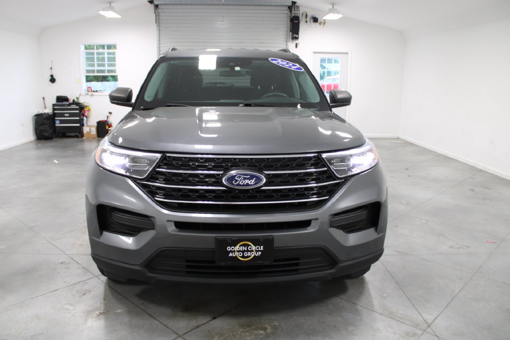 Used 2024 Ford Explorer XLT RWD image 3