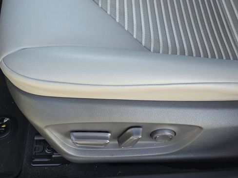 Certified 2020 Toyota Camry SE image 30