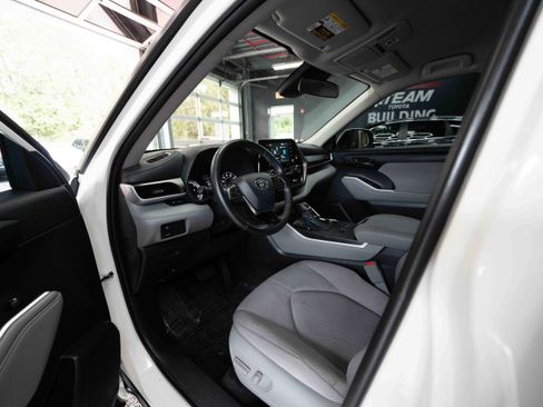 Used 2021 Toyota Highlander LE AWD/4WD image 8