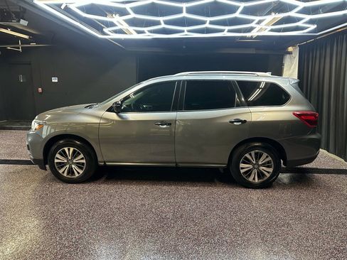 Used 2020 Nissan Pathfinder SV image 4