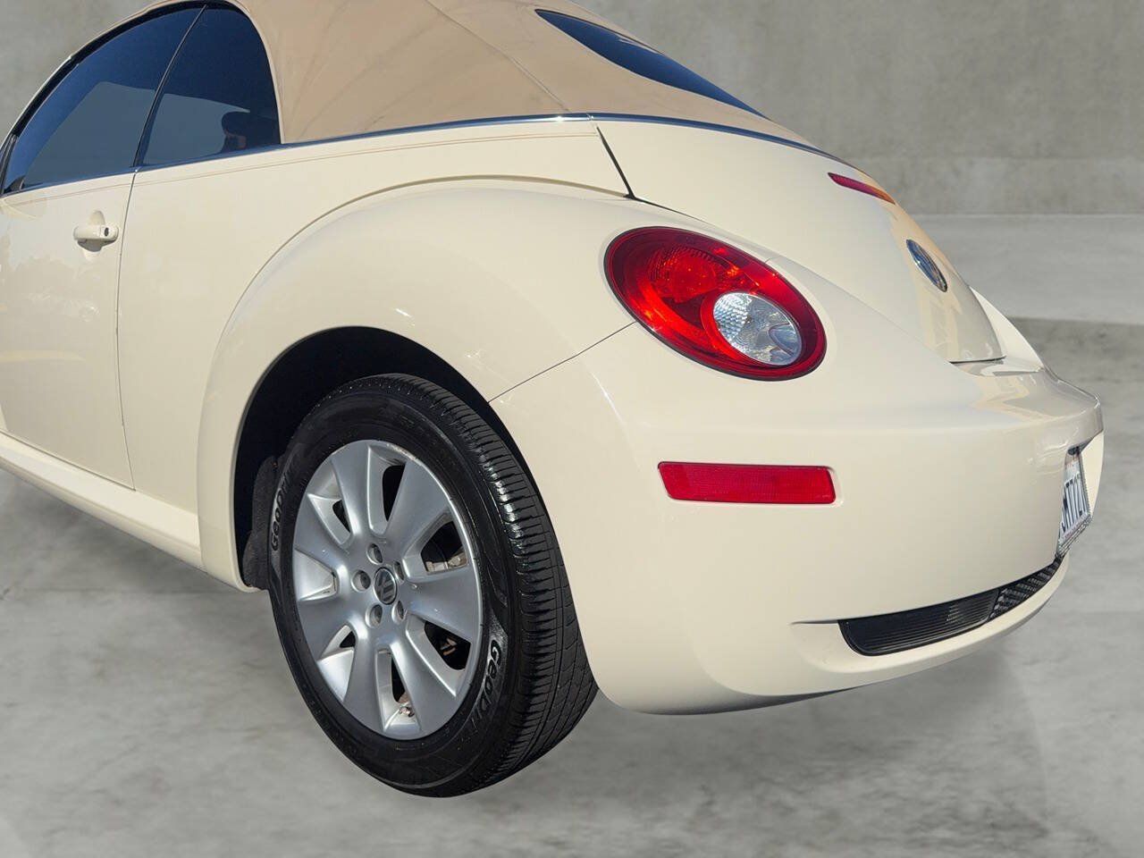 Used 2010 Volkswagen Beetle Convertible FWD image 32