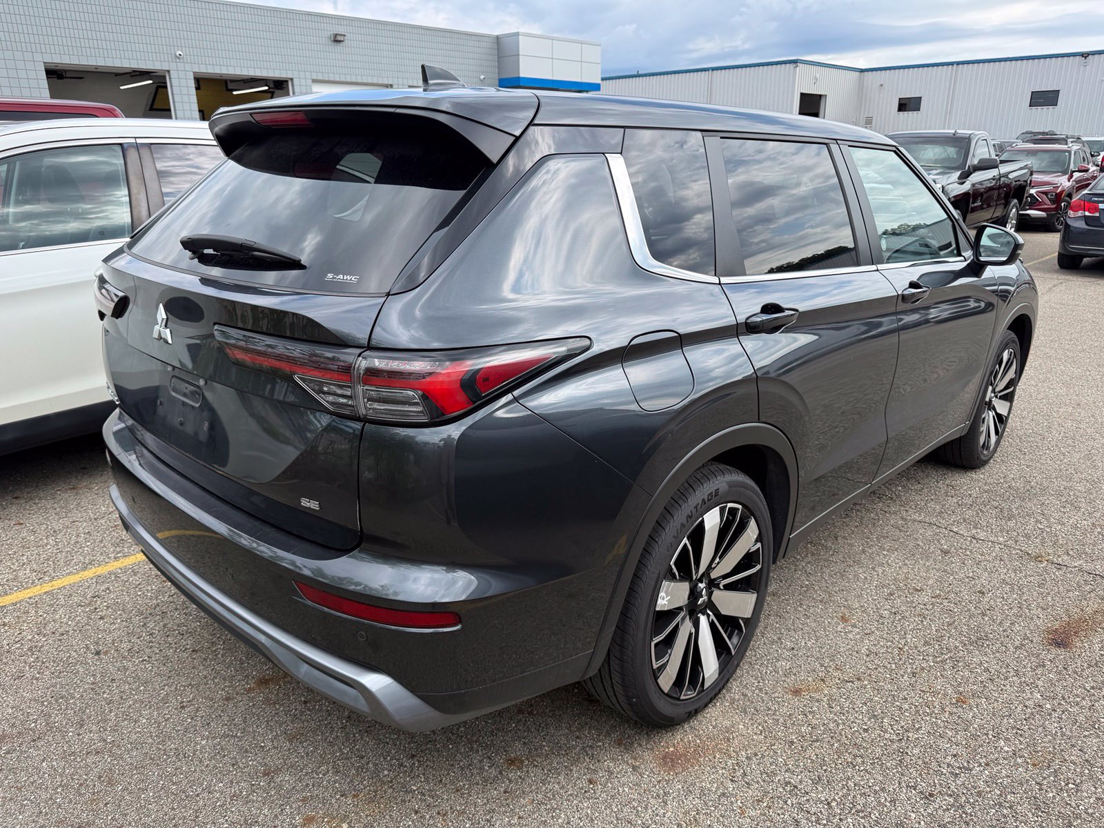 Used 2025 Mitsubishi Outlander SE AWD/4WD image 2