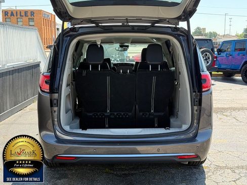 Used 2023 Chrysler Pacifica Touring-L FWD image 21