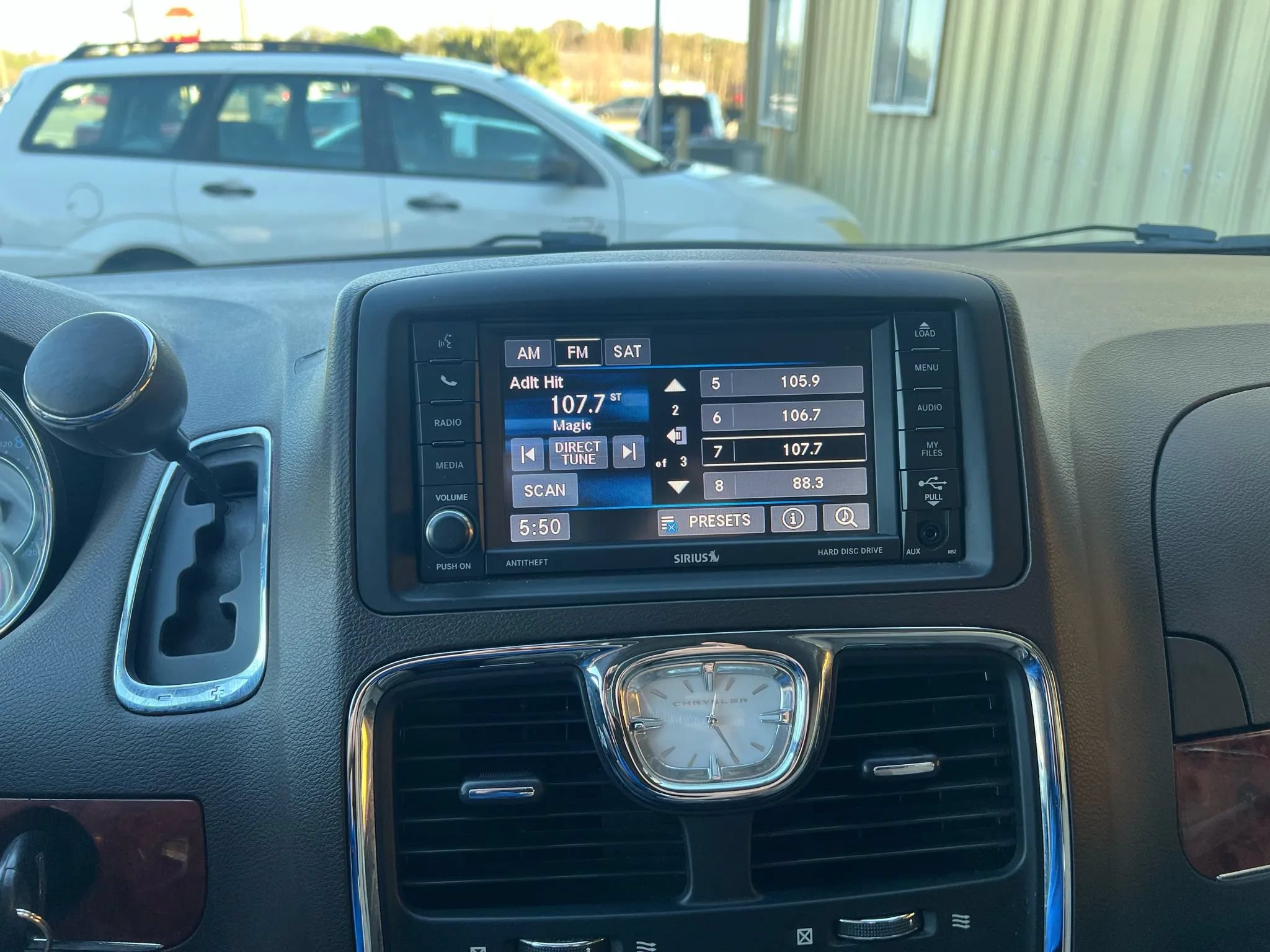 Used 2016 Chrysler Town & Country Touring FWD image 10