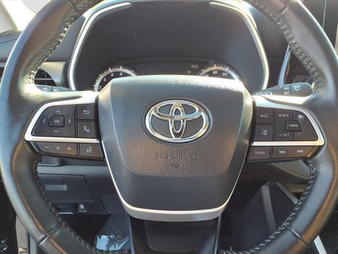 Used 2024 Toyota Highlander XLE image 25