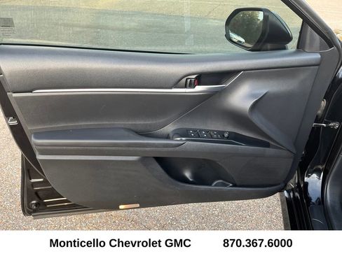 Used 2018 Toyota Camry LE image 9