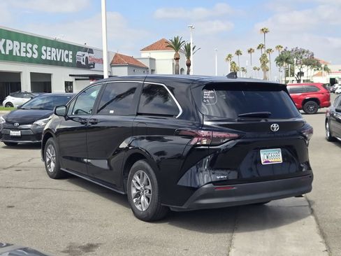 Used 2026 Toyota Sienna LE FWD image 4