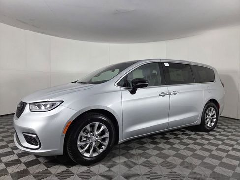 New 2026 Chrysler Pacifica Limited w/ Uconnect Theater Family Group FWD image 8