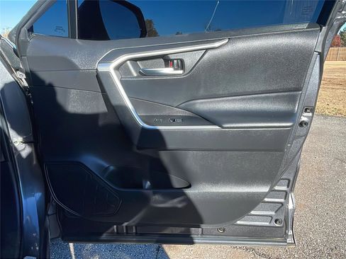 Used 2022 Toyota RAV4 XLE image 13