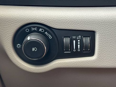 Used 2024 Chrysler Pacifica Touring-L FWD image 30