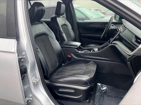 Used 2024 Jeep Grand Cherokee L Laredo image 7