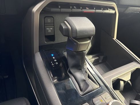 Used 2025 Toyota Tundra Limited AWD/4WD image 17