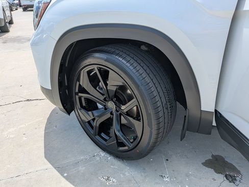 Used 2024 Volkswagen Atlas SEL AWD/4WD image 36