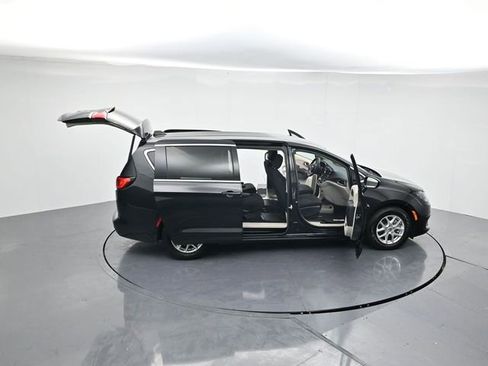 Used 2022 Chrysler Voyager LX image 46