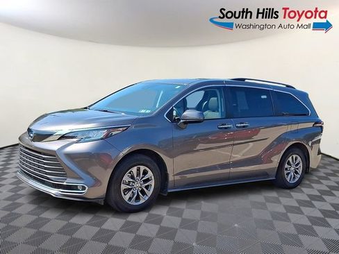 Used 2023 Toyota Sienna XLE AWD/4WD image 3