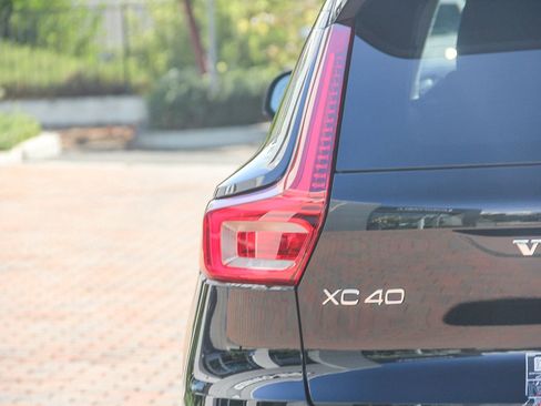 Used 2025 Volvo XC40 B5 Plus image 7