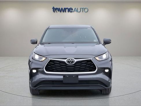 Used 2023 Toyota Highlander LE AWD/4WD image 9