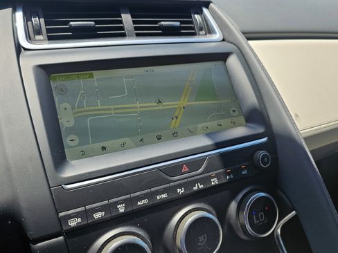 Used 2018 Jaguar E-PACE SE image 39