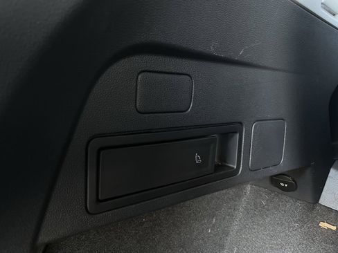 Used 2018 Volkswagen Tiguan SE w/ Panoramic Sunroof Package image 11