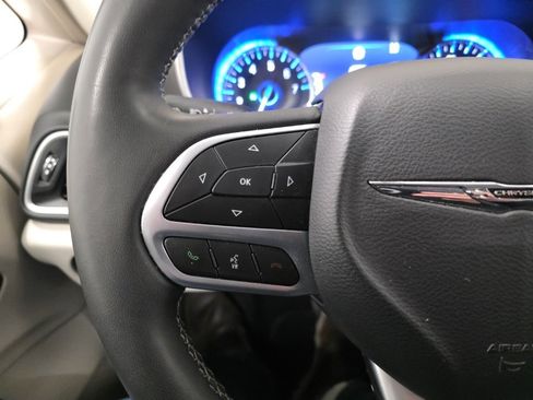 Used 2024 Chrysler Pacifica Touring-L image 14