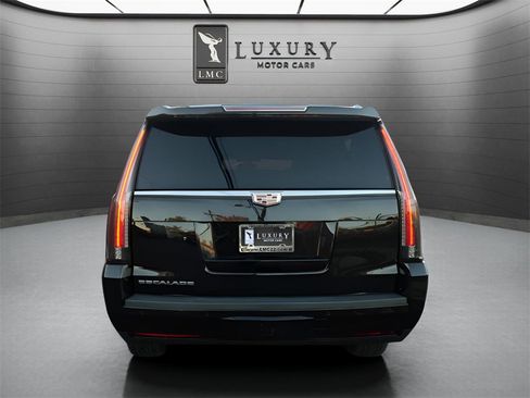 Used 2020 Cadillac Escalade ESV 4WD image 3